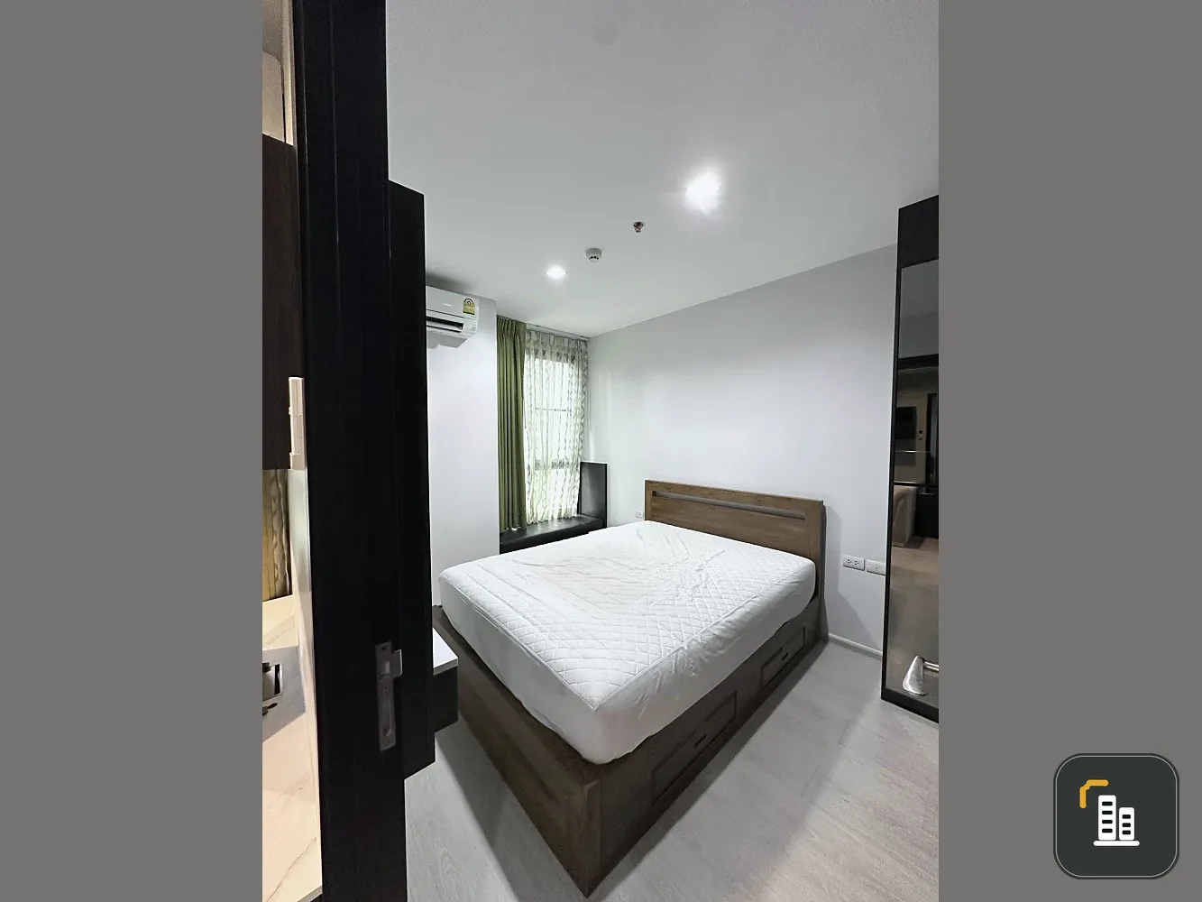 For rent: Rhythm Sukhumvit 44/1, well decorated, with built-in furniture, just bring your own clothes and move in.