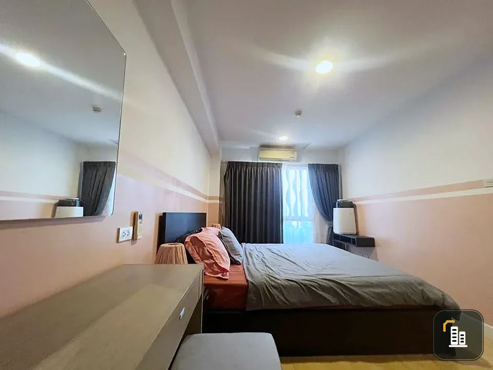 For sale or rent: Whizdom Punnawithi, a spacious room with a full set of high-quality furniture. Don't miss it!
