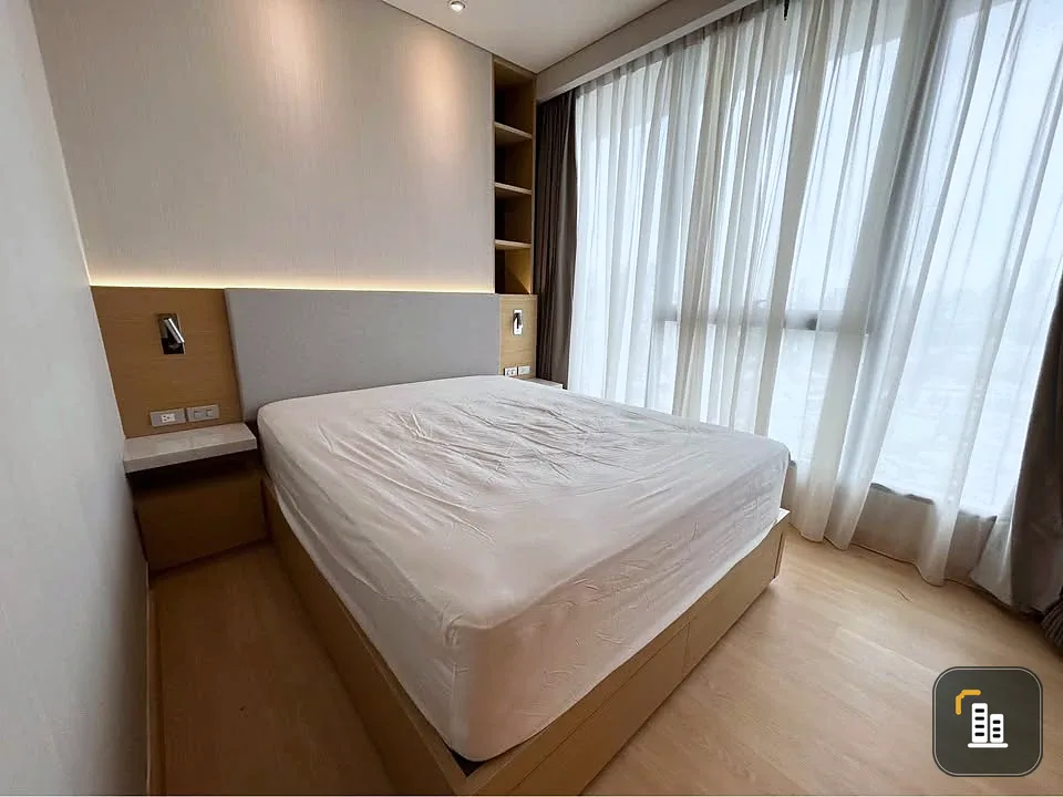 For sale or rent: The Lumpini 24, 20th floor, very high, decorated with built-in furniture and a very good walk-in closet. Reserve now!