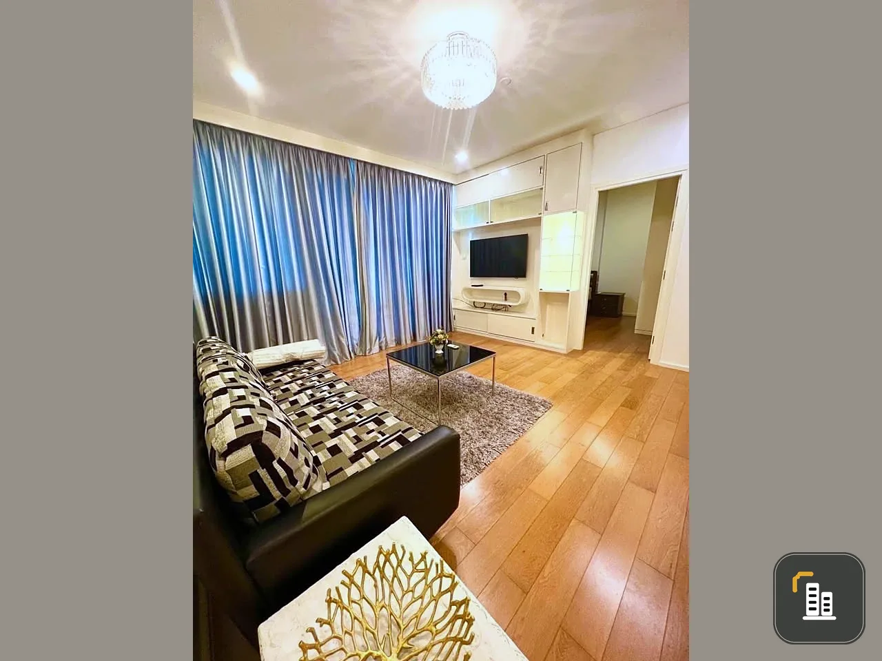 For sale: Wind Sukhumvit 23. The room has a city view and faces the swimming pool, which is a very beautiful view. Reserve now.