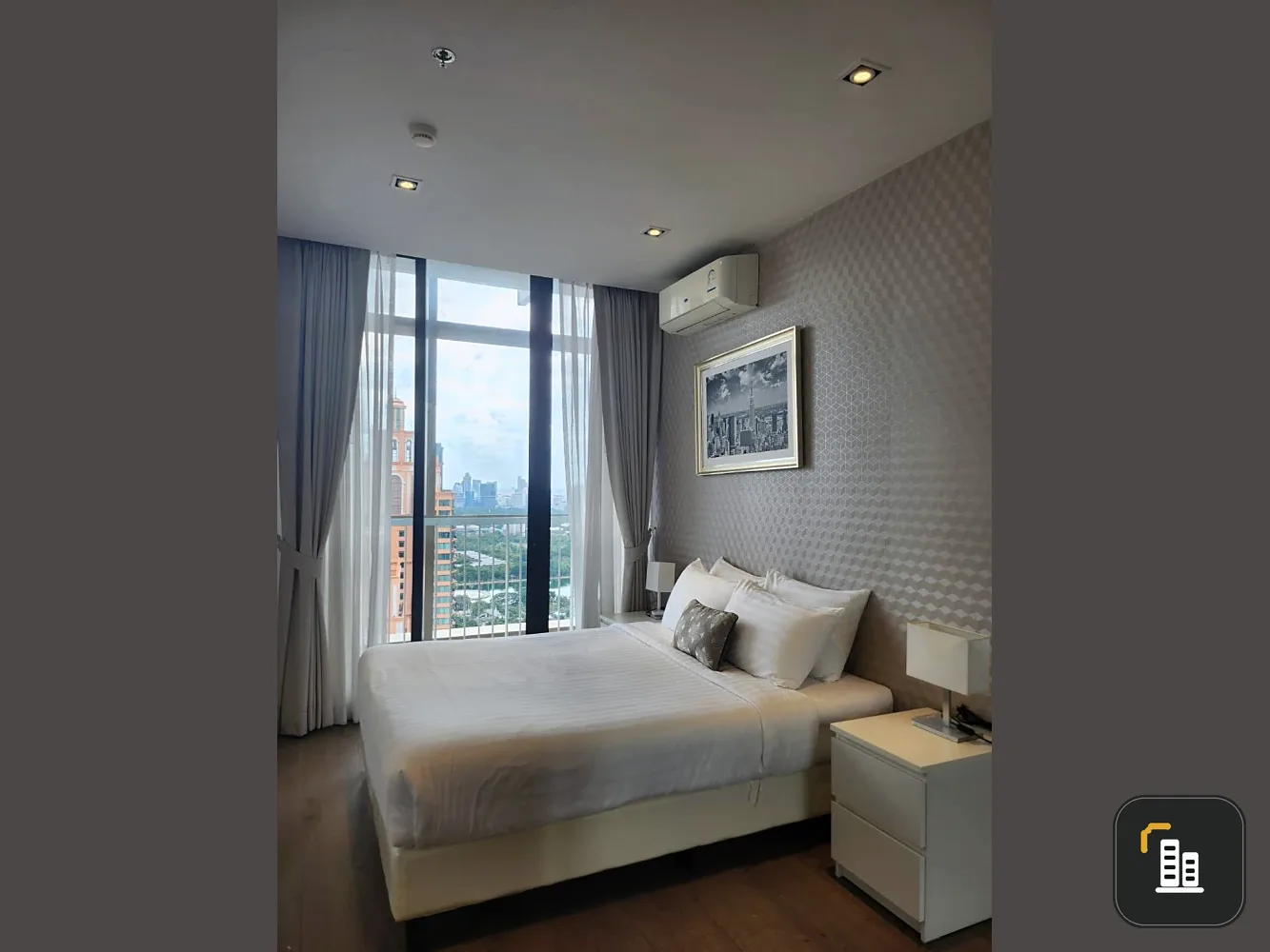 For rent: Origin Phrom Phong, very high floor, wallpapered throughout, 2 bedrooms, 2 bathrooms (with bathtub), reserve now!