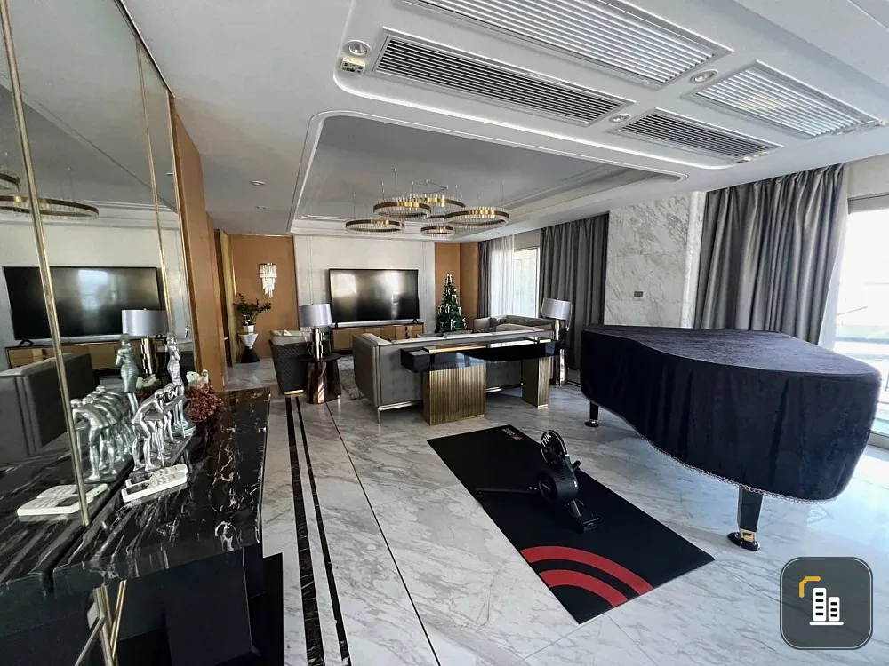 For sale: Le Raffine Sukhumvit 24, very large room with private swimming pool, home-like atmosphere, buy and move in immediately.