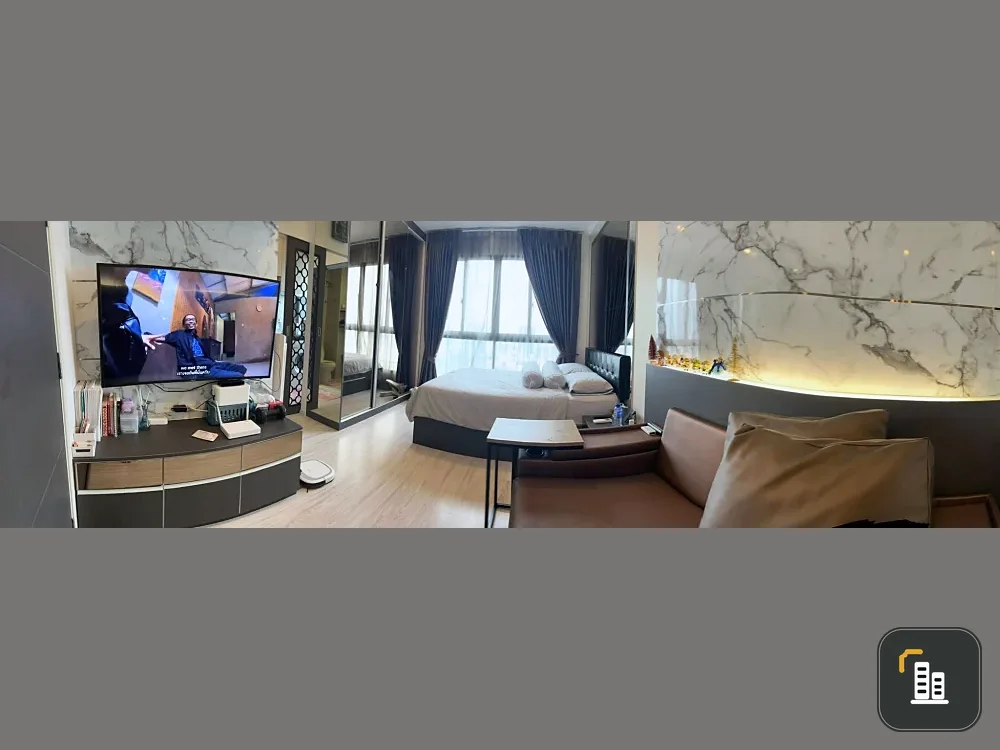 For rent: Ideo Mobi Sukhumvit Eastgate, studio room, very high floor, luxuriously decorated with built-ins throughout the room. You can't miss this op