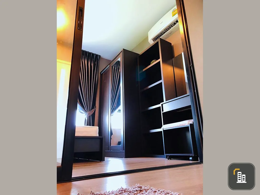 Sell Aspire Sathorn-Taksin, the wall is attached to the wall, has a great view of the city. The room is fully furnished like being at home, don't miss it.