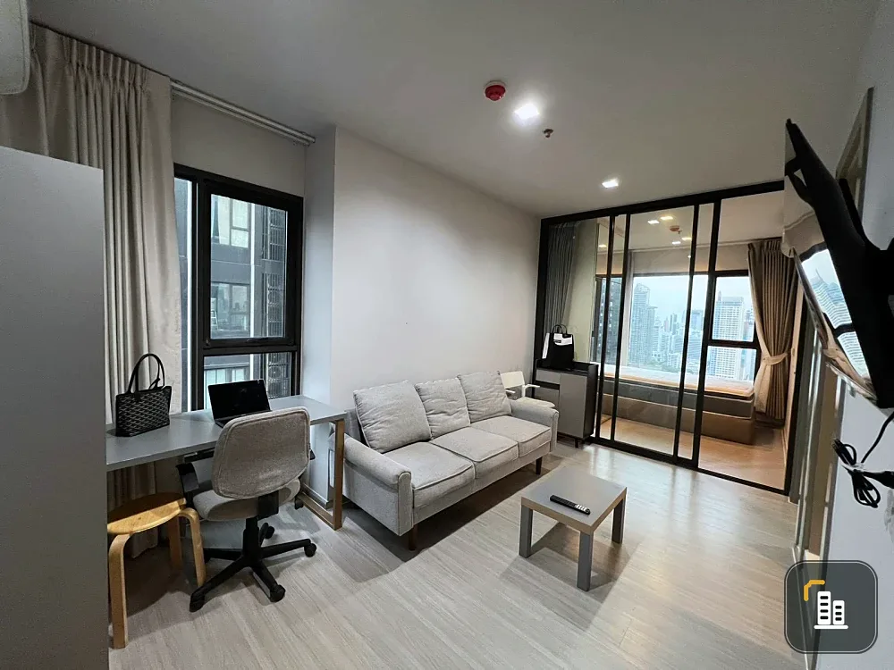 For rent: Life Asoke-Rama 9, high floor, open view, good breeze, comfortable living, fully furnished, ready to move in immediately.
