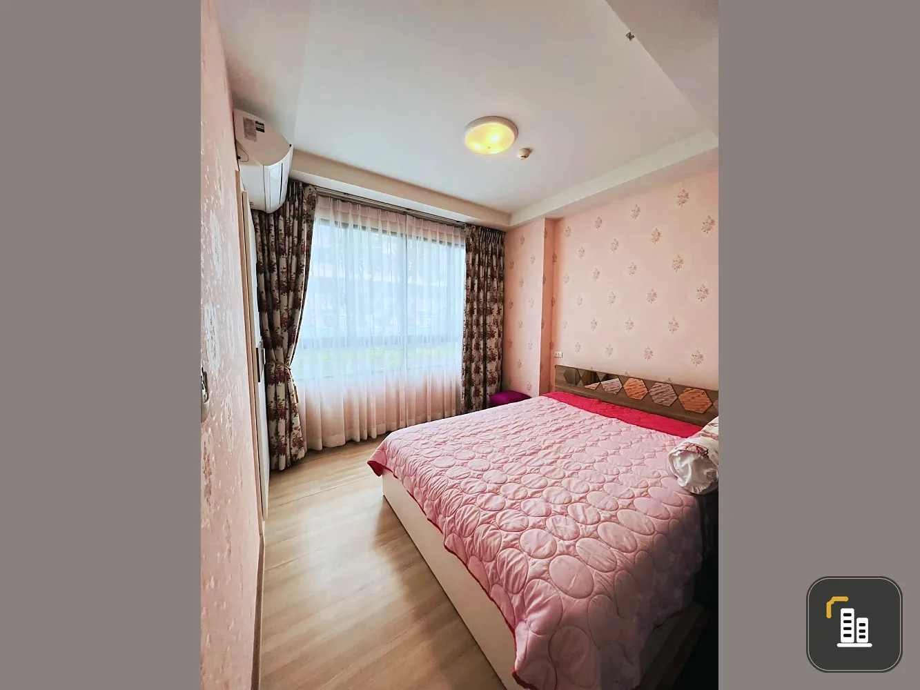 For sale:rent J Condo Sathorn-Kallaprapruk. Cozy room with nice wallpaper and a large pink sofa. Reserve now!