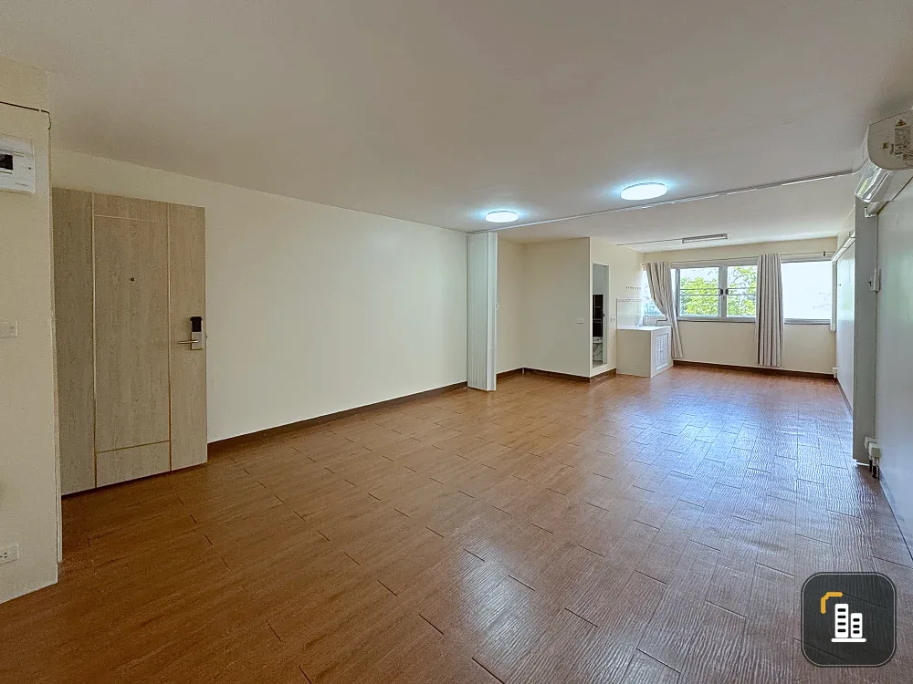 Level Condominium for sale, empty room, spacious, comfortable, hurry and reserve now.