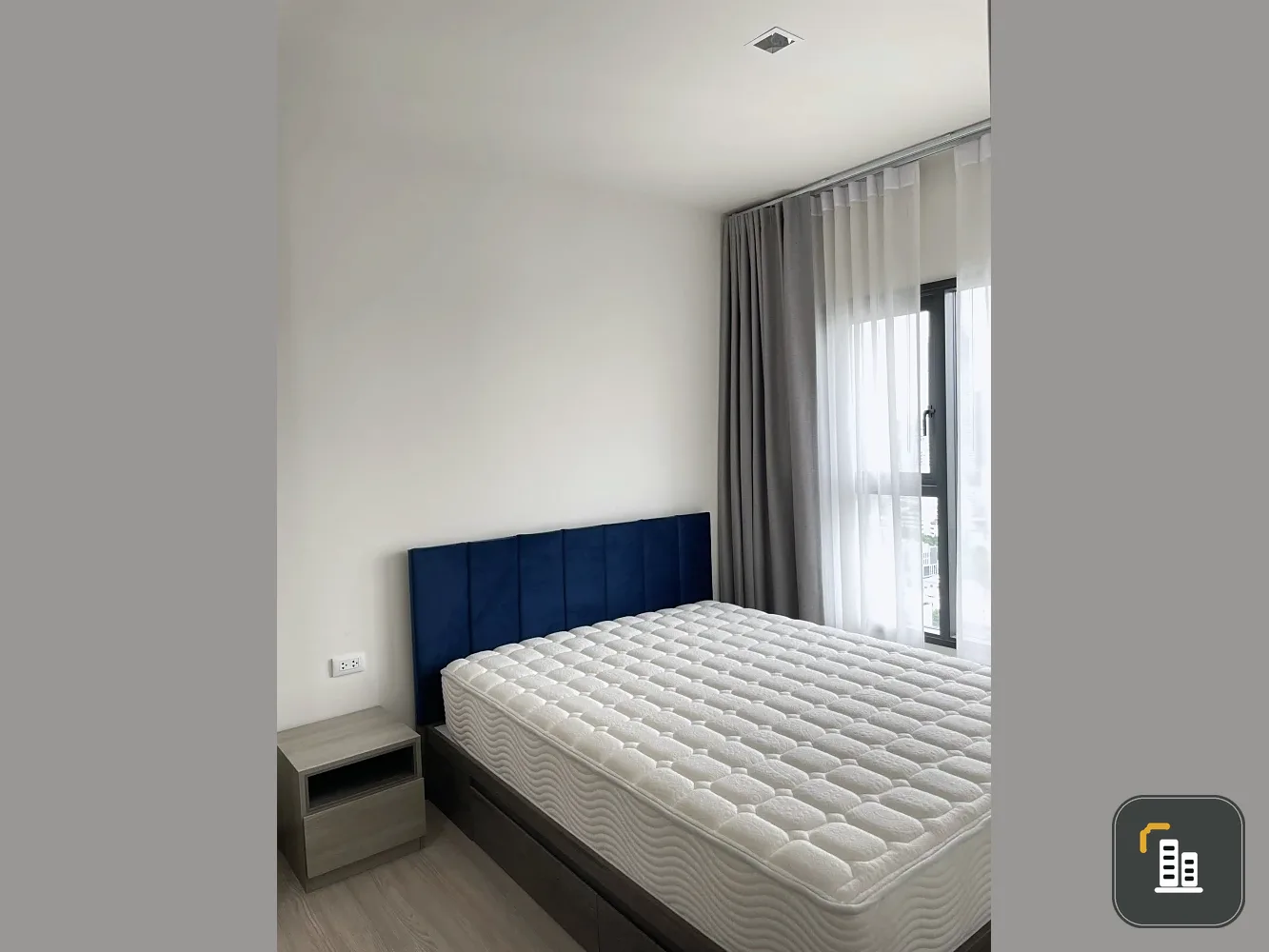 For rent: The Base Phetchaburi Thonglor, a nice room on the 26th floor with a high view, fully furnished and equipped with appliances. Just bring your