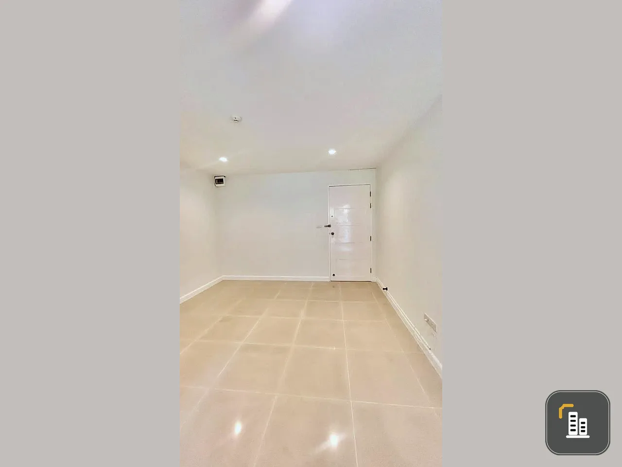 For sale: Hope and Guy Condotown, empty room, 2nd floor, good location, room decorating enthusiasts shouldn't miss out, reserve now!