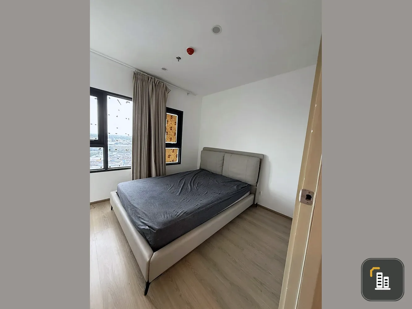 For rent: Life Rama 4 - Asoke, 18th floor, plenty of usable space, comfortable living, not cramped, in a great location.