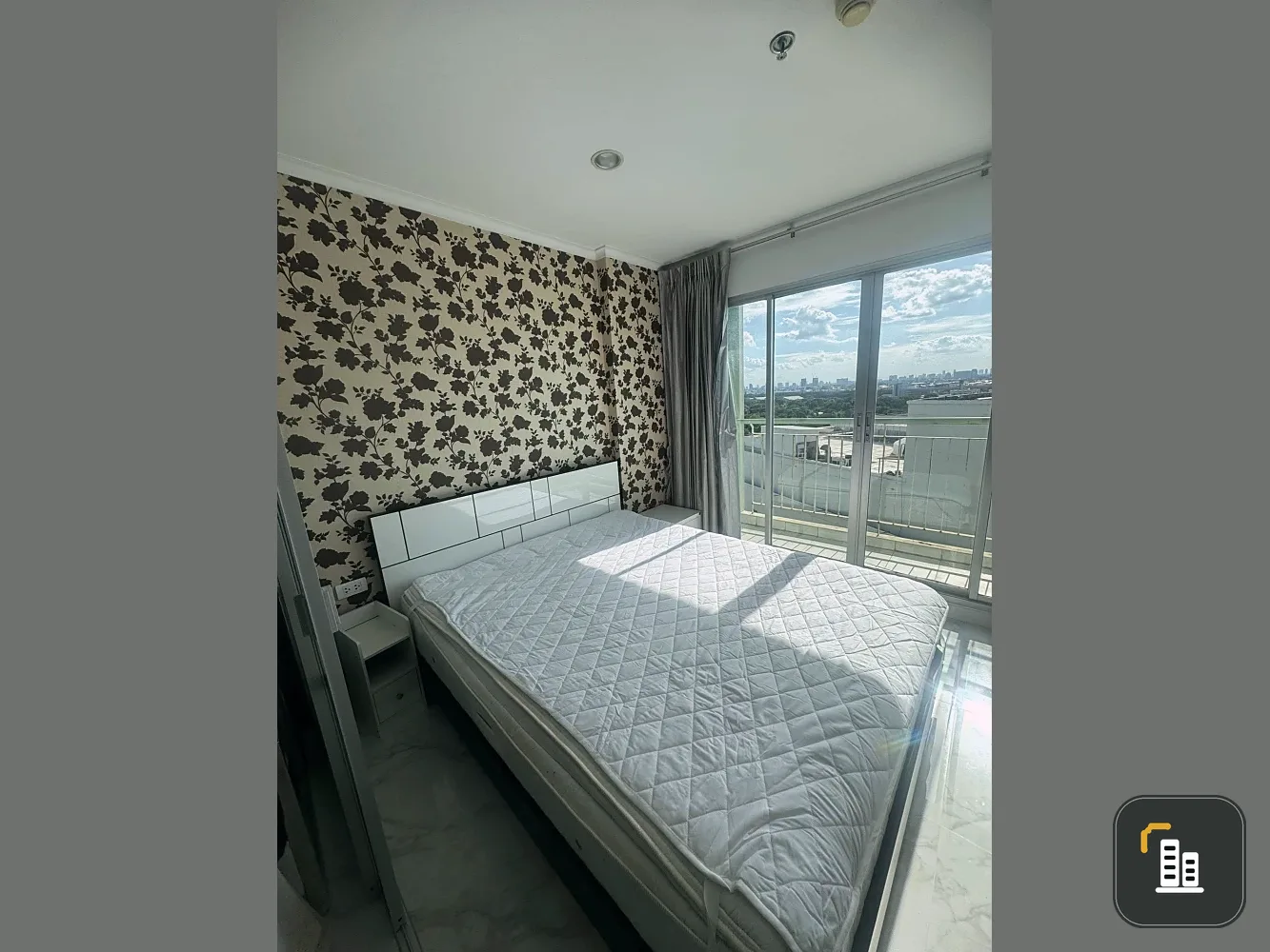 For sale: Lumpini Place Ramindra-Laksi, with beautiful wallpaper throughout the room, complete with amenities. Interested? Reserve now!