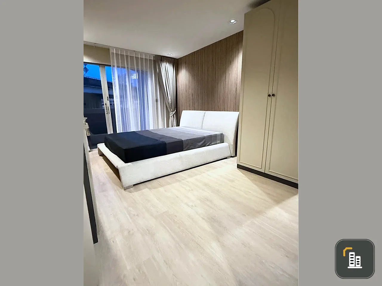 For rent: Wittayu Complex, 3rd floor room, super chill pool view, beautiful view of Bangkok at night, modern decoration, reserve now!