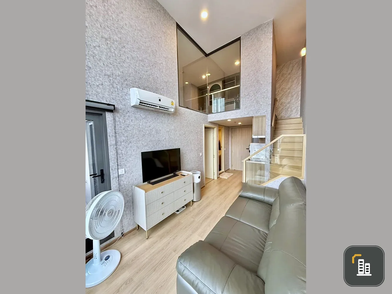 For rent: Life Rama 4 - Asoke, decorated in a good mood, large room, high floor, beautiful view, fully furnished, ready to move in.