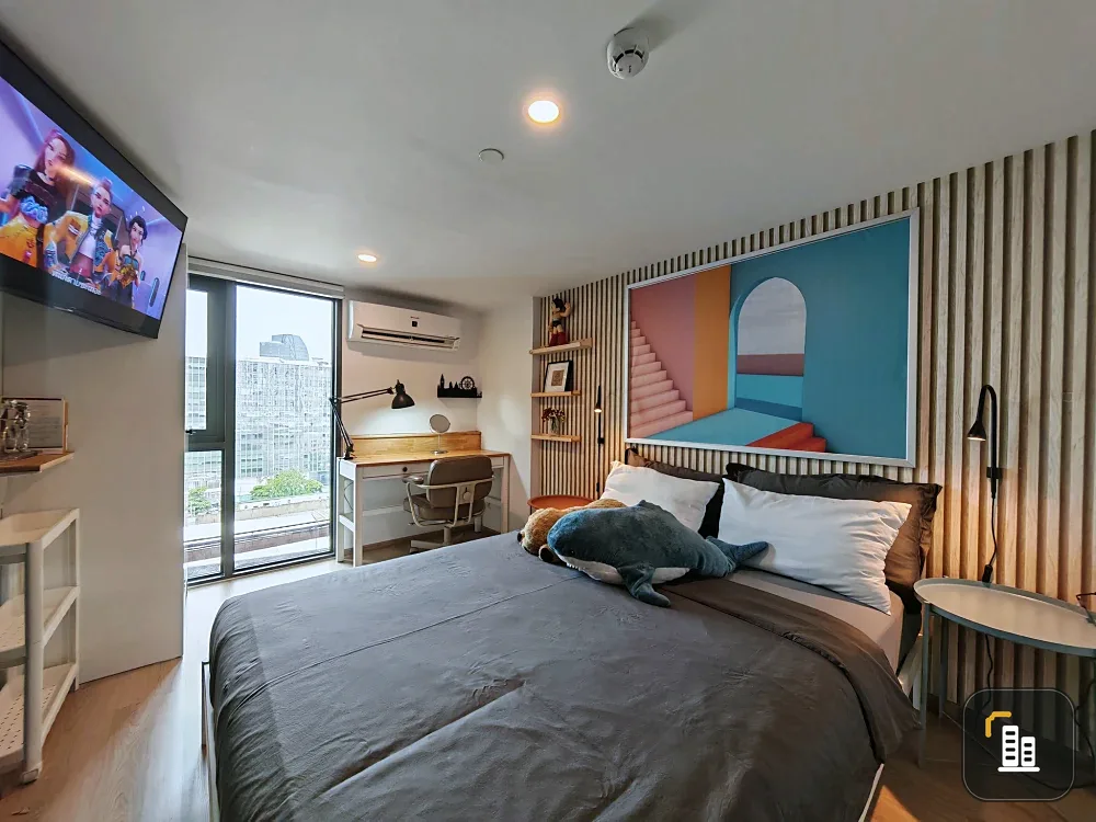 Condo for sale Life Rama 4 - Asoke Rare Type Vertiplex 2 floors + balcony next to the garden, fully furnished, buy now.
