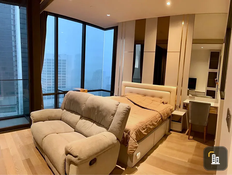 Ashton Silom for sale, 20th floor, very high, city view, built-in decoration throughout the room, complete furniture, don't miss it.