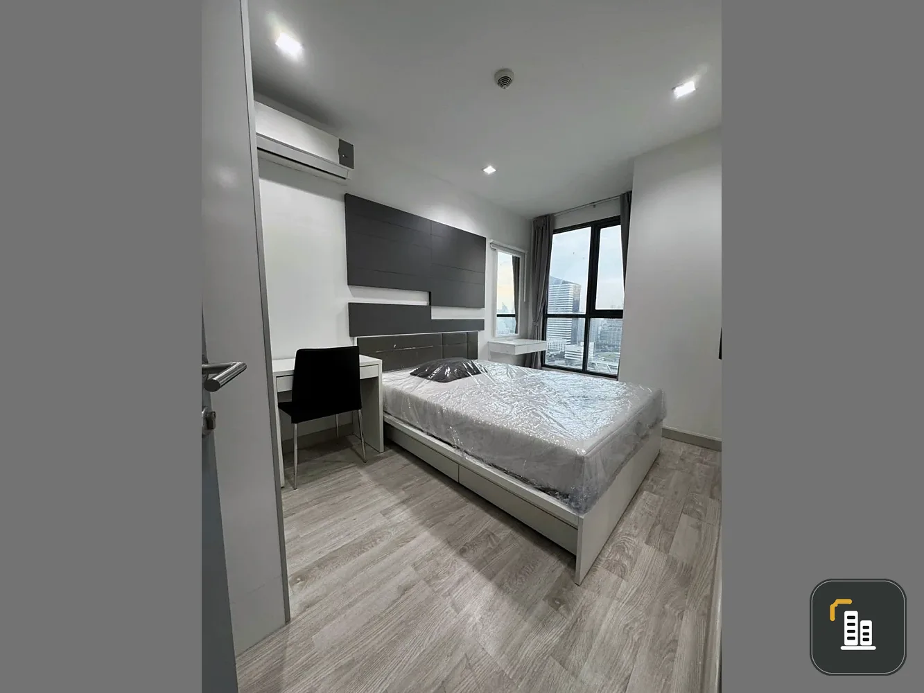 For rent: Ideo Mobi Rama 9, 23rd floor, good view, no direct sunlight, fully furnished, washing machine included, just bring your bags and move in.