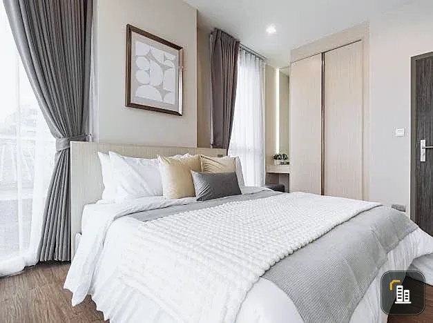 For rent: Q Prasarnmit, a nice room in a good location, comes with complete furniture and appliances. Just bring your bags and move in!
