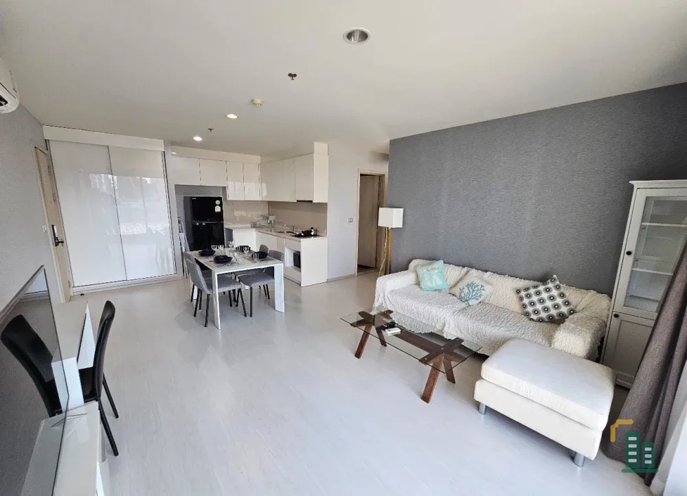 For rent: Rhythm Sukhumvit 42, fully furnished room, wallpapered throughout, lots of usable space, reserve now!