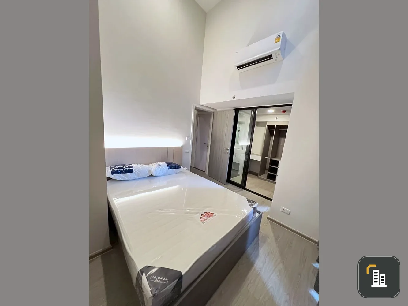 Origin Plug & Play Ramkhamhaeng Triple Station for sale. Spacious room with lots of usable space, high ceilings, fully furnished. Don't miss out!