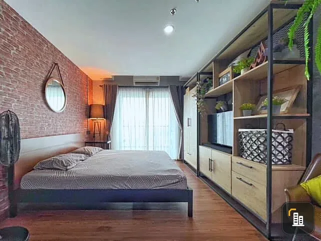 For sale: Asakan Place Srinakarin. The room is on a very high floor, with excellent ventilation and a stunning city view. The room is decorated in a s
