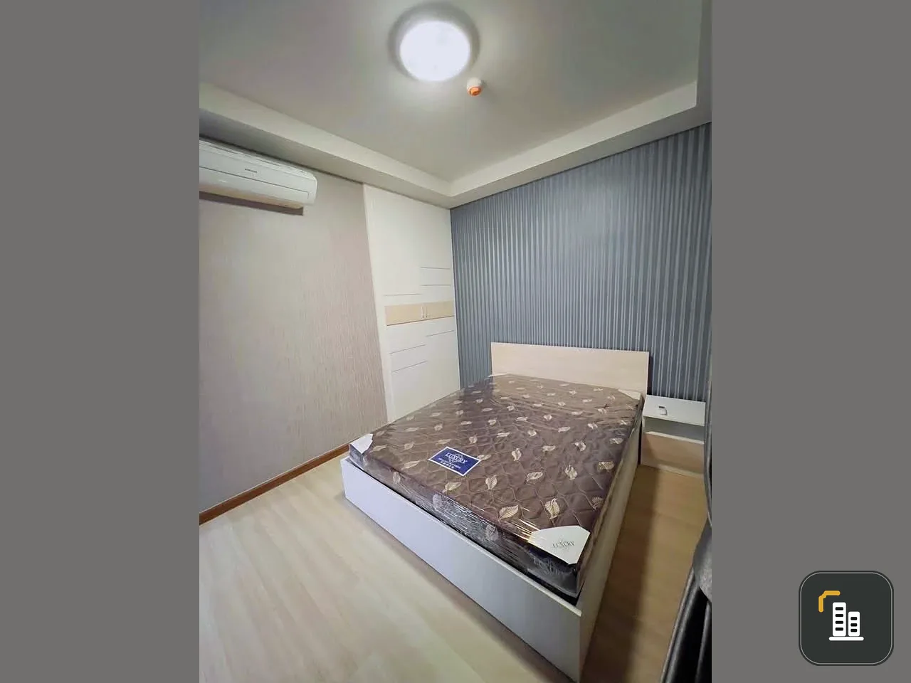 For sale: J Condo Sathorn-Kanlapaphruek, fully furnished and ready to move in. Just bring your bags and you can move in right away. Don't hesitate.