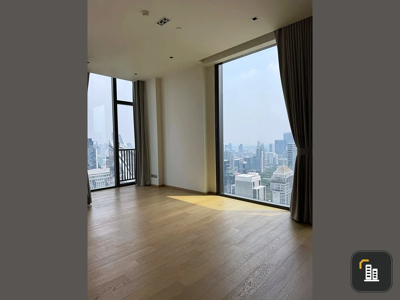 For sale: 28 Chidlom, 2 bedrooms, 40th floor, corner room, good location. Interested in owning one? Reserve now!