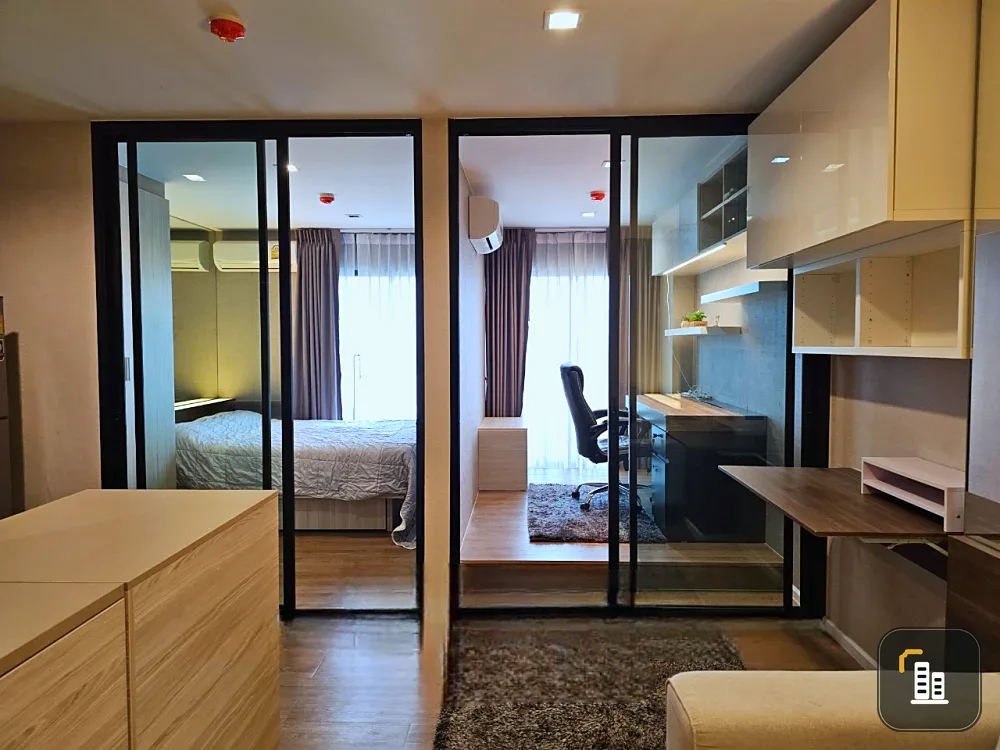 For sale: Tropicana BTS Erawan, expressway view, One Bedroom plus, wallpapered throughout, with excellent built-in furniture. Don't miss out!
