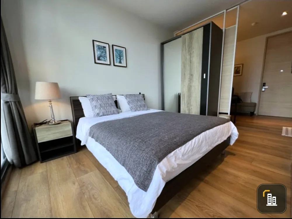For rent: Park 24 Origin Phrom Phong, a lovely room, decorated in a cool theme, complete with furniture and appliances. Don't miss it!