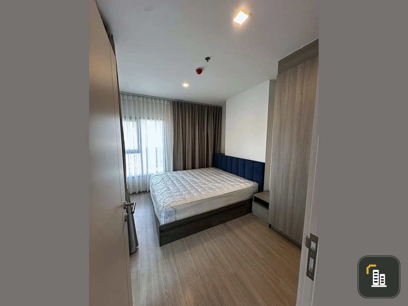 For sale: The Base Phetchaburi - Thonglor. Very spacious room. Comfortable and not cramped. View of swimming pool and fitness center. Reserve now.