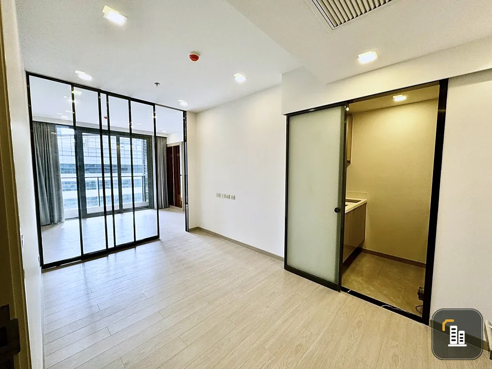 For rent: One 9 five, spacious living space, clean, airy room, no furniture. People who like to decorate their rooms must not miss it.