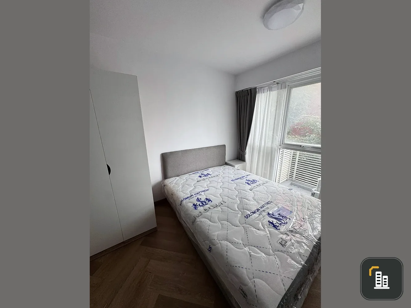 For rent: Garden Asoke-Rama 9, very beautiful room, decorated, can take photos from every angle, corner room, lots of space, hurry and reserve now.
