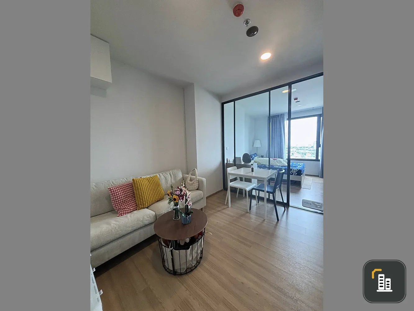 For rent or sale: Chewathai Kaset Nawamin. The room is on a very high floor, spacious, not cramped, fully furnished, ready to move in.