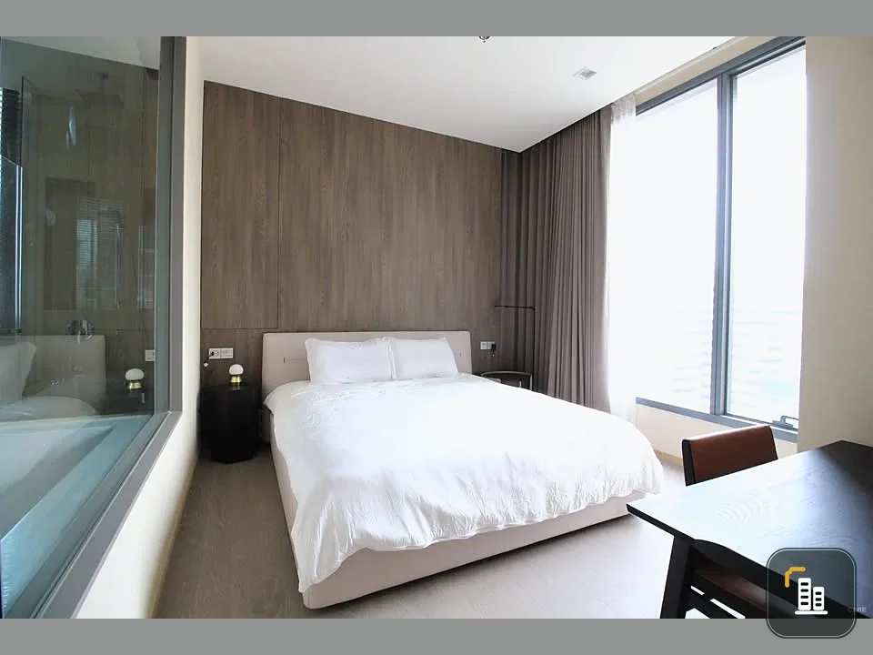 For rent: The Esse Asoke, spacious room with plenty of usable space, high ceilings, airy, good location, convenient transportation, book now!