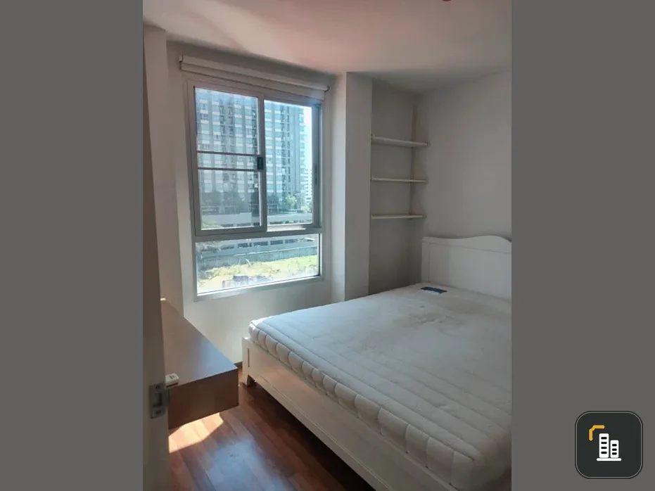 For sale: U Hua Mak Station, corner room, bedroom wall not attached to anyone, quiet, very private, breeze coming through the window, out onto the bal