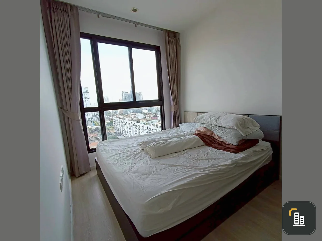 Quinn Ratchada 17 for sale, balcony facing out, open view, no buildings blocking, room does not face the main road, so there is no traffic noise, rese