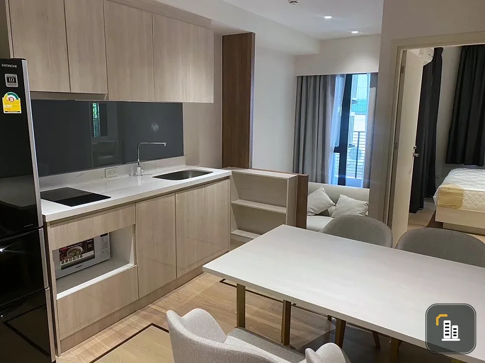 For rent: Runesu Thonglor 5, 2nd floor, nice room, fully furnished. If interested, hurry and reserve now. Don't delay.