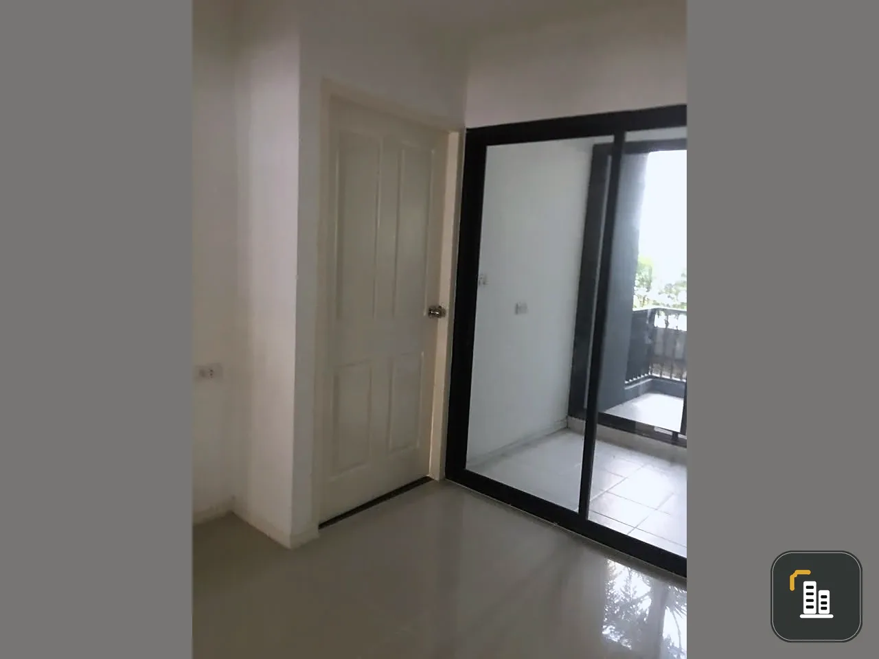 Condo for sale, Lib Ramkhamhaeng 43/1, empty room, reasonable price. Room decorating enthusiasts, you definitely can't miss this.