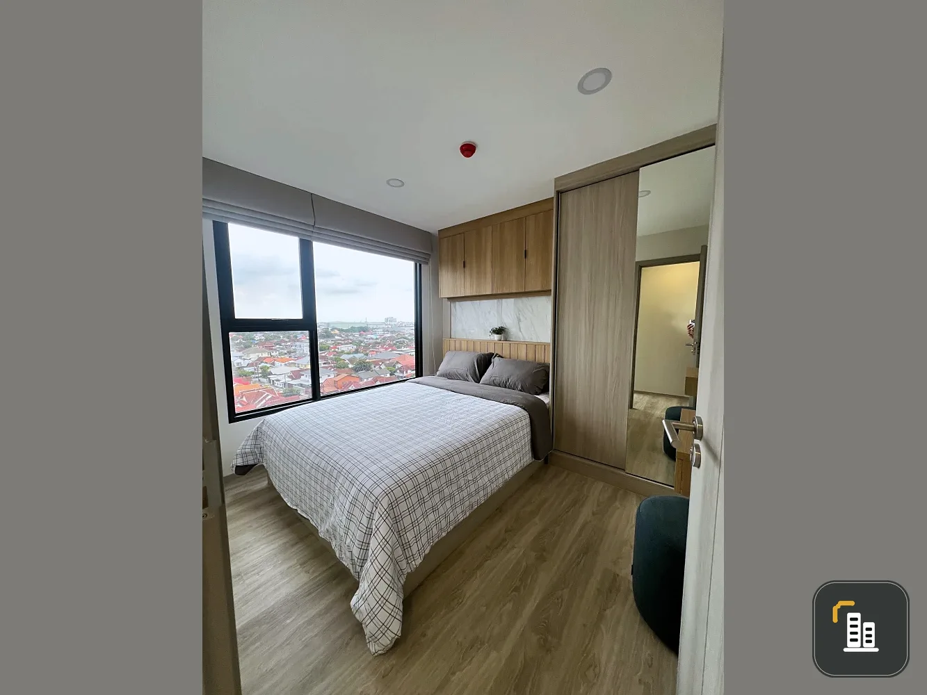 For rent: Origin Plug & Play Srinakarin, 11th floor, corner unit, fully furnished, ready to move in. Don't miss out!