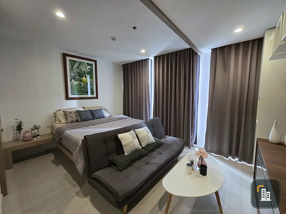 For rent: Noble Ploenchit. Very private. Private elevator to the room. Room size 45 square meters. 17th floor. Has a balcony. Ready to move in.