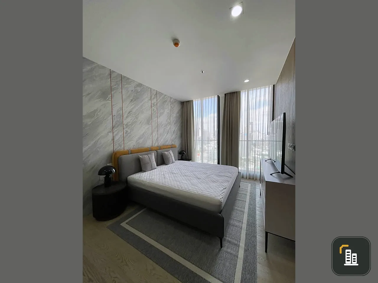 For rent Large and spacious condo at Noble Ploenchit, connected to Ploenchit BTS station, ready to move in