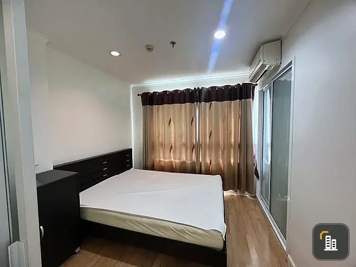 For sale: Lumpini Place Pinklao. The room is on a very high floor with a swimming pool view. All amenities are available. Interested? Reserve now!