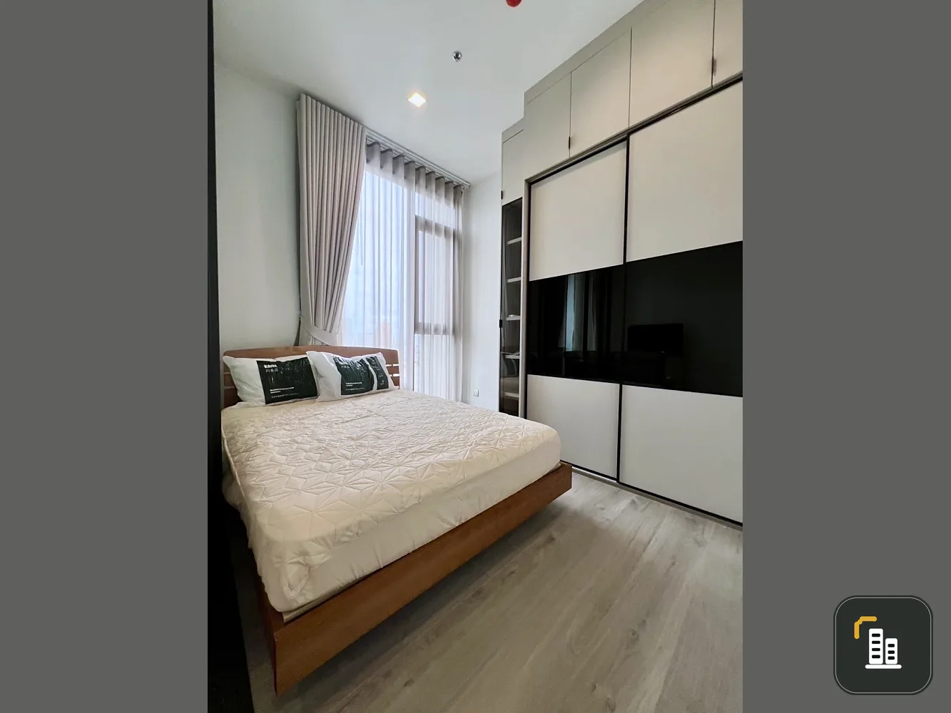 For sale or rent: The Address Siam-Ratchathewi (11th floor), fully furnished, ready to move in.