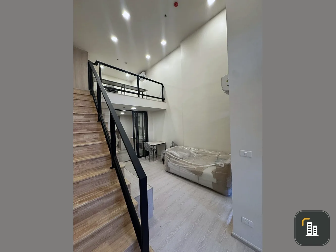 Selling down payment for Flo by Sansiri. The room is on a very high floor, 20th floor. The room area is very spacious. You must arrange it.
