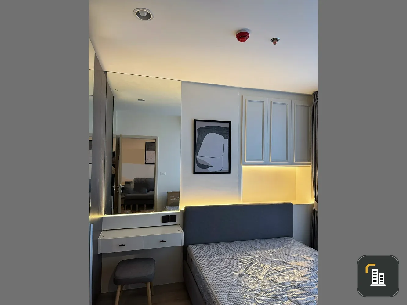 For rent: Noble Nue District R9, corner room, not crowded, decorated in a cool tone, comes with complete furniture and appliances. Reserve now!