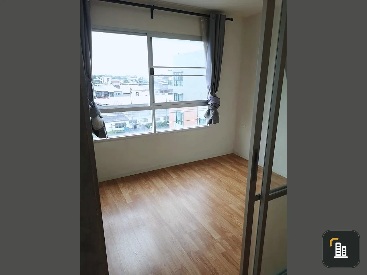 For sale: Lumpini Nawamin Sri Burapha, Building C2, 4th floor, open view, no buildings blocking, near the market, lots of food, hurry and reserve now.