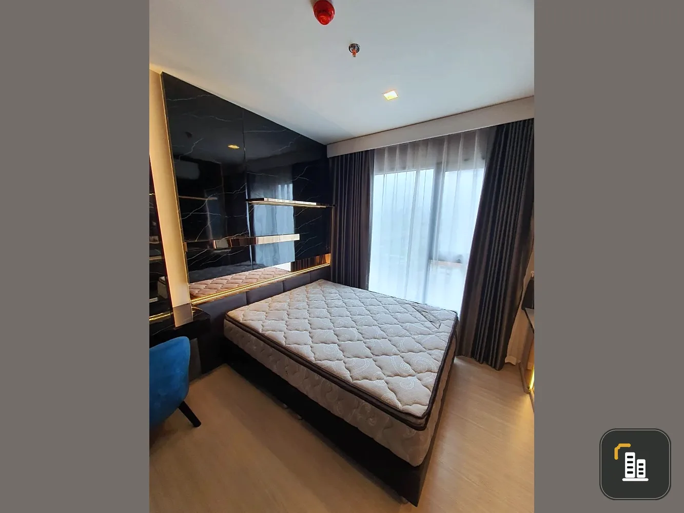 For rent: Life Asoke Hype, a beautifully decorated room with an auspicious room number, built-in walls and quality furniture. Reserve now!