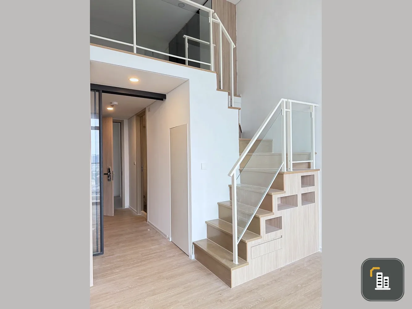 For sale Landmark @MRTA Station, 2-story room with 4.4 meter high ceiling, facing north, not hot, reserve now.