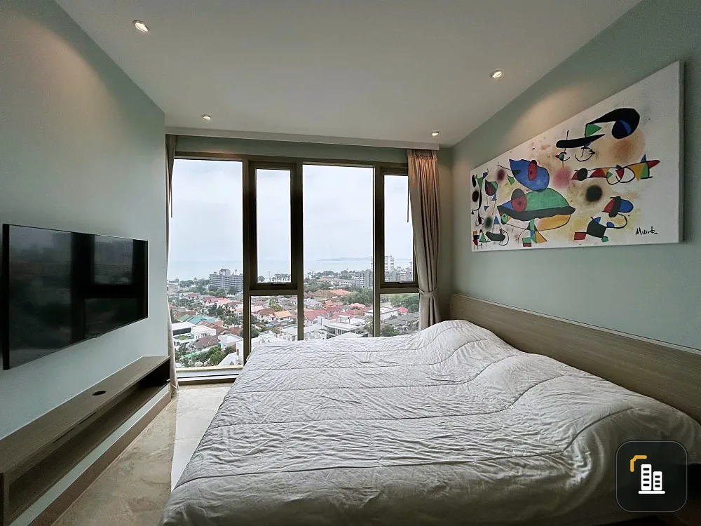 For rent: The Riviera Ocean Drive, spacious room with plenty of usable space, comes with a private Jacuzzi on the balcony, great location, book now!
