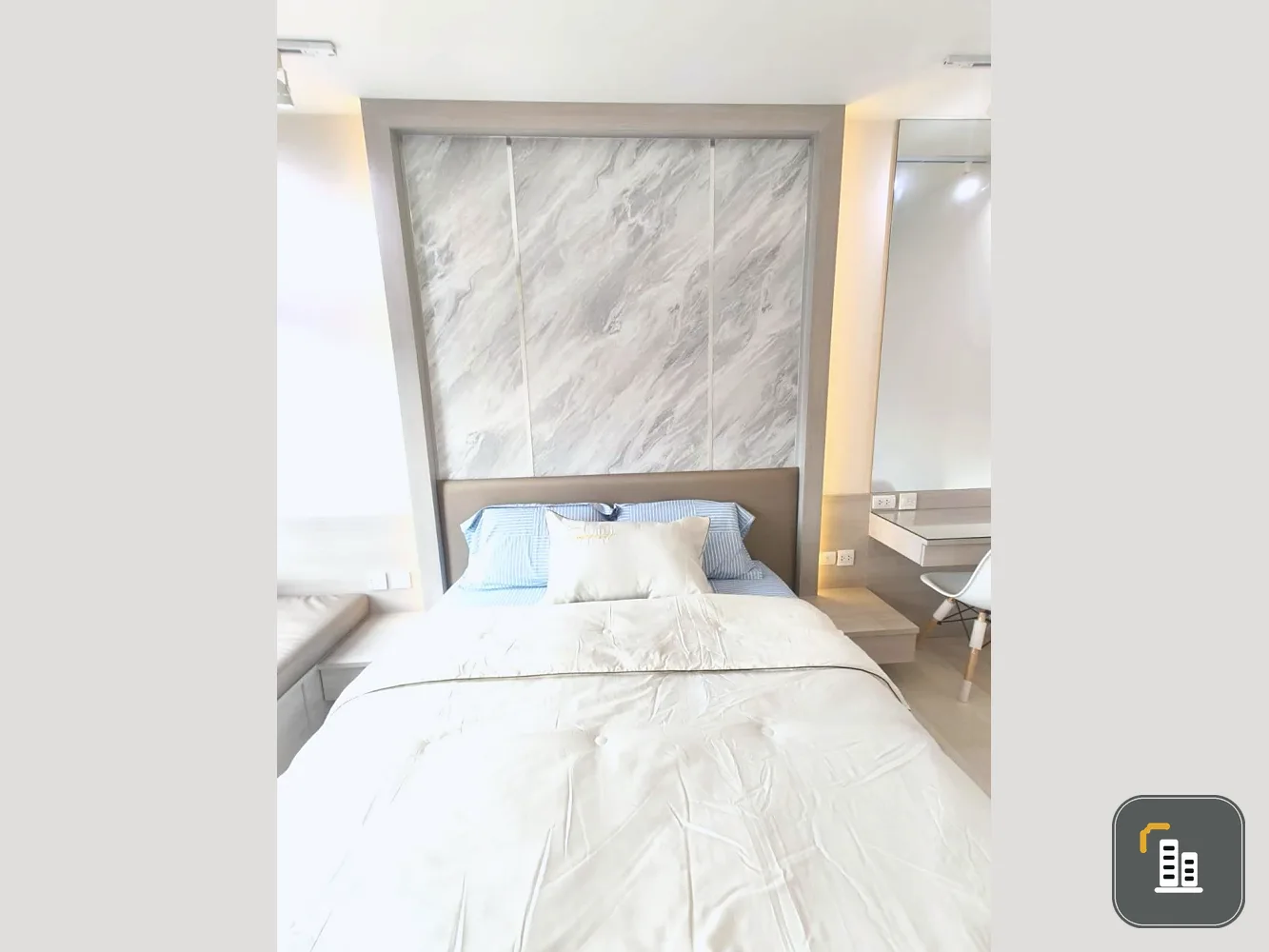 For rent: Life Asoke, 20th floor, beautiful view, comes with complete facilities. You must not miss it.