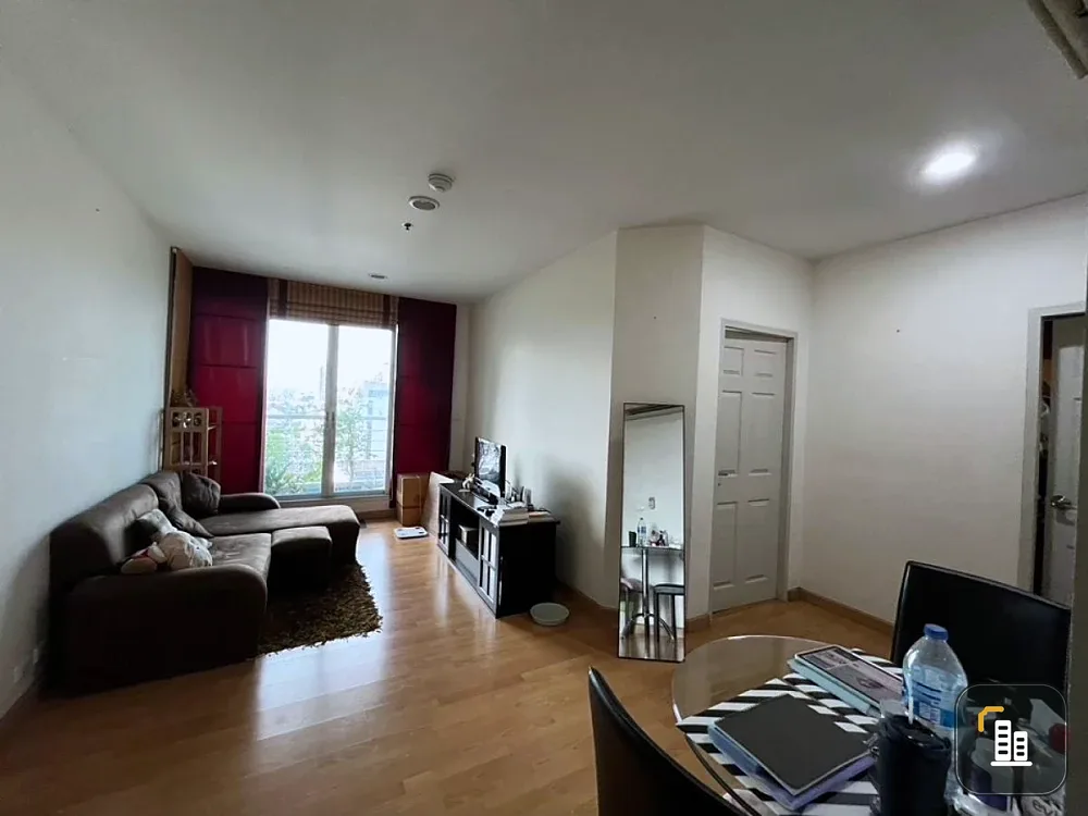 For sale: Life @ Ratchada (Ladprao 36), 10th floor, corner room, fully furnished, nice to live in. If interested, hurry and reserve now.